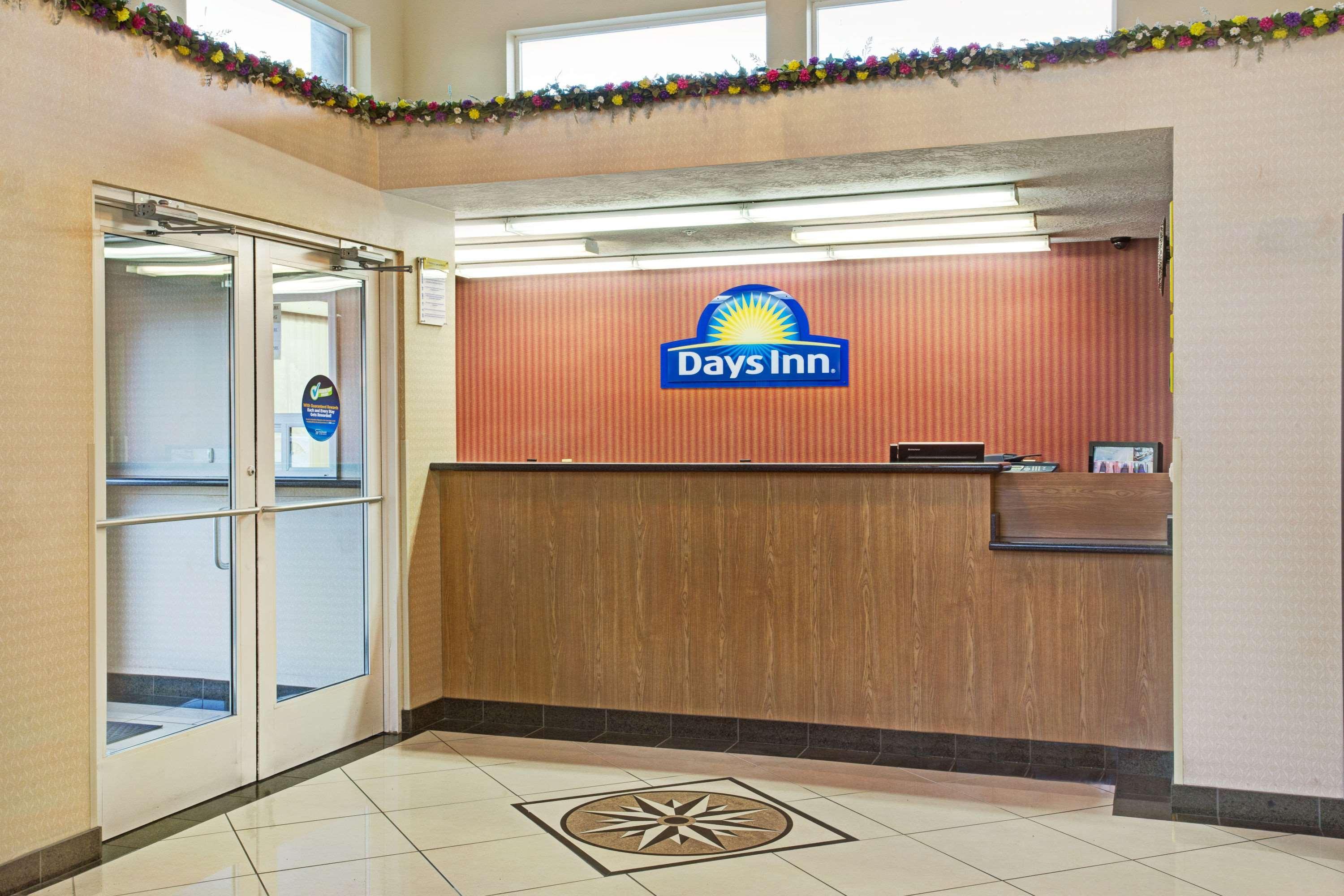 Days Inn By Wyndham Бригам Сити Екстериор снимка