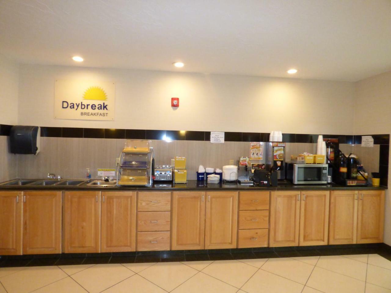 Days Inn By Wyndham Бригам Сити Екстериор снимка